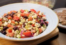 Salata greceasca Dakos