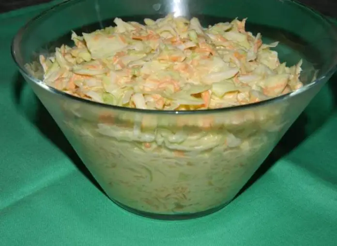 Salata Coleslaw nelipsita de pe masa de Revelion