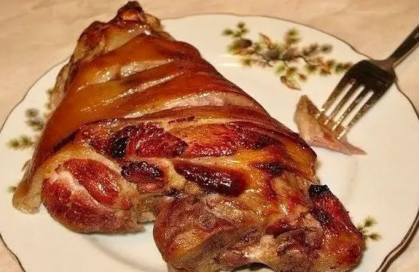 Cum facem Ciolan de porc la cuptor suculent si moale ? · Delicatese.net