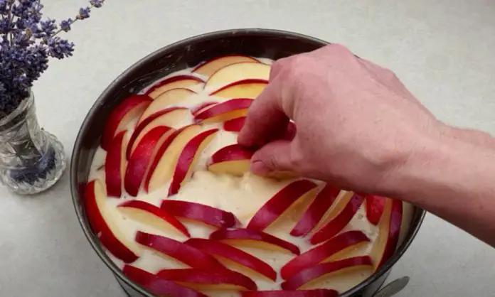 Prăjitură simplă și rapidă cu mere