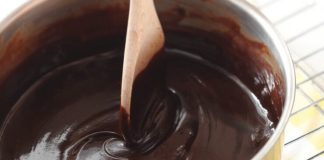 Glazura de ciocolata din 4 ingrediente, gata in 10 minute