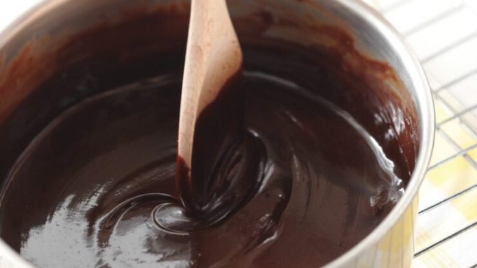 Glazura de ciocolata din 4 ingrediente, gata in 10 minute