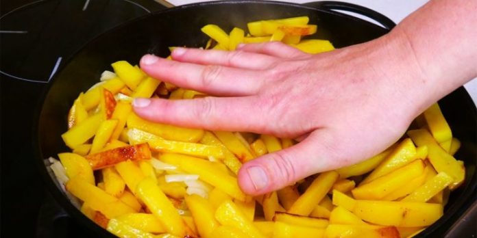 Când se pune sare pe cartofii prăjiți: de ce nu iți ies crocanți ca la restaurant