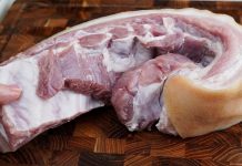 Dacă nu vă place pieptul de porc, sigur vă veți schimba părerea după ce îl veți pregăti după această rețetă!