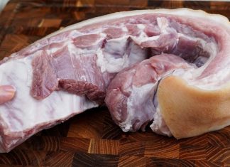 Dacă nu vă place pieptul de porc, sigur vă veți schimba părerea după ce îl veți pregăti după această rețetă!