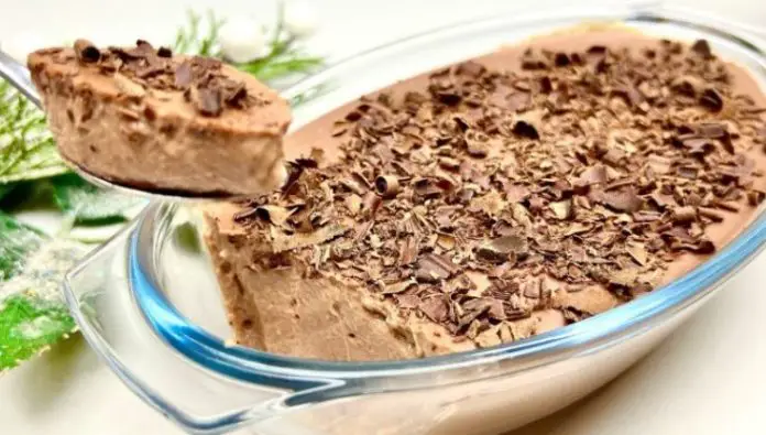 Descoperă o rețetă simplă și rapidă pentru o prăjitură cu ciocolată, fără coacere și fără gelatină