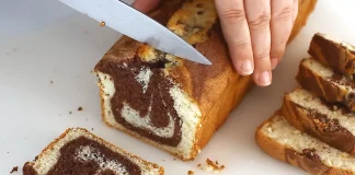 Descoperă rețeta simplă și delicioasă a unui chec pufos și aromat, perfect pentru a fi savurat alături de cei dragi la orice ocazie!