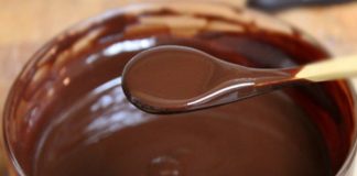 Descoperă o rețetă simplă și delicioasă de glazură de ciocolată, perfectă pentru torturi și prăjituri