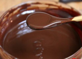 Descoperă o rețetă simplă și delicioasă de glazură de ciocolată, perfectă pentru torturi și prăjituri