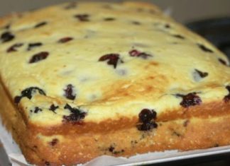 Descoperă rețeta delicioasă a unei prăjituri cu brânză și afine, un desert minunat, fin, aerat și plin de aromă
