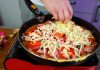 Savurează o pizza rapidă și gustoasă, pregătită la tigaie în doar câteva minute!