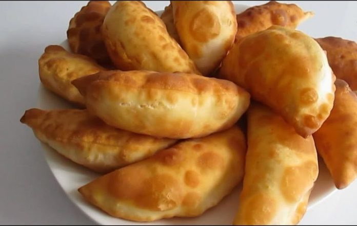 Retetă simplă, rapidă si delicioasă de Pateuri de casă făcute în tigaie, cu brânză sărată