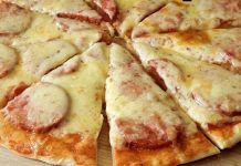 Pizza cu blat subțire, preparată din aluat pe bază de chefir – O rețetă simplă, rapidă și delicioasă