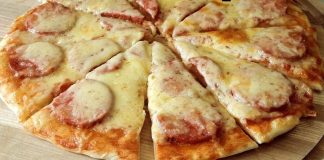 Pizza cu blat subțire, preparată din aluat pe bază de chefir – O rețetă simplă, rapidă și delicioasă