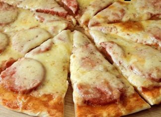 Pizza cu blat subțire, preparată din aluat pe bază de chefir – O rețetă simplă, rapidă și delicioasă