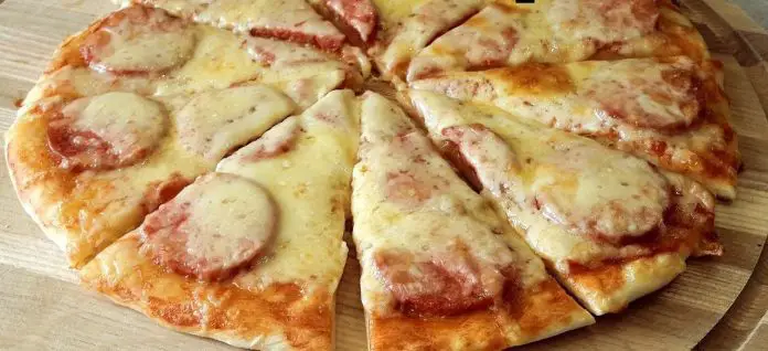 Pizza cu blat subțire, preparată din aluat pe bază de chefir – O rețetă simplă, rapidă și delicioasă