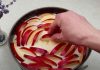 Descoperă secretul unei prăjituri cu mere rapide și delicioase - pregătește-o în doar 5 minute și las-o la cuptor pentru o jumătate de oră!