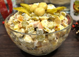 Descoperă o salată simplă și gustoasă, pregătită în doar 5 minute, cu doar 6 ingrediente !