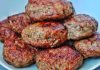 Delicioasele pârjoale de casă, fragede și suculente, sunt opțiunea perfectă pentru o masă hrănitoare și savuroasă