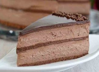 Tort delicios cu blat pufos și glazură de ciocolată - O tentație dulce pe care nu o poți refuza