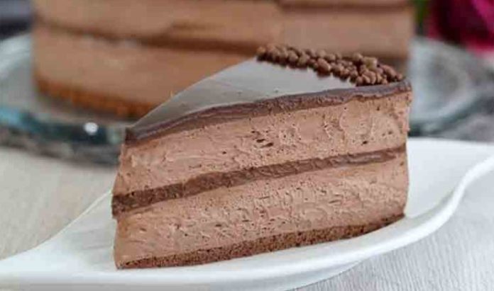 Tort delicios cu blat pufos și glazură de ciocolată - O tentație dulce pe care nu o poți refuza