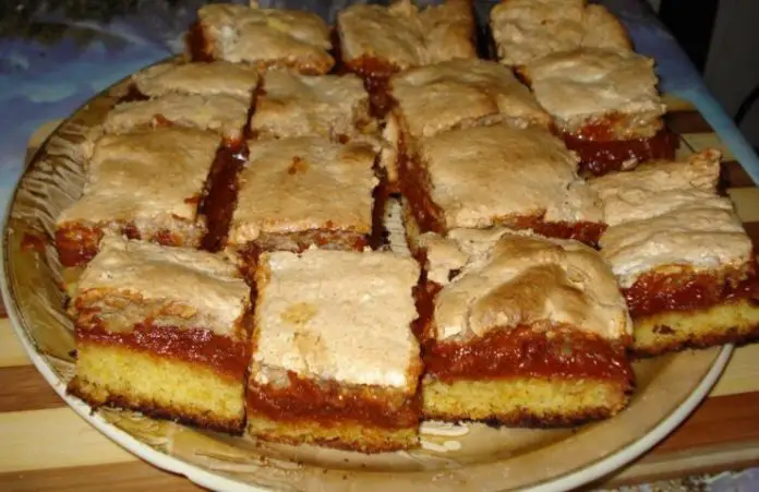 Bucurați-vă de o rețetă clasica și delicioasă: Prăjitura cu Gem de Caise și Bezea!