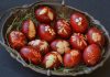 Ouă de Paște vopsite natural cu sfeclă și coji de ceapă roșie - Rețetă și Mod de Preparare