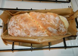  Această rețetă simplă de pâine rapidă cu iaurt este perfectă ! Nu trebuie să petreci mult timp framântând aluatul. Rezultatul? O pâine pufoasă și extrem de gustoasă!