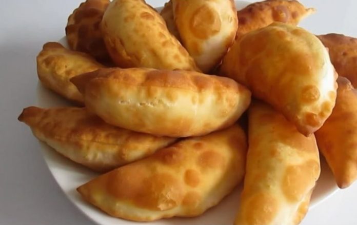 Delicioasele pateuri de casă cu brânză sărată, gătite rapid în tigaie 