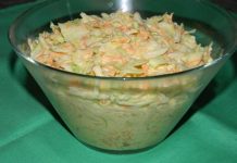 Această salată coleslaw nu lipseste niciodată de pe masa de sărbătoare!