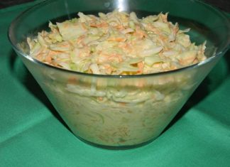 Această salată coleslaw nu lipseste niciodată de pe masa de sărbătoare!