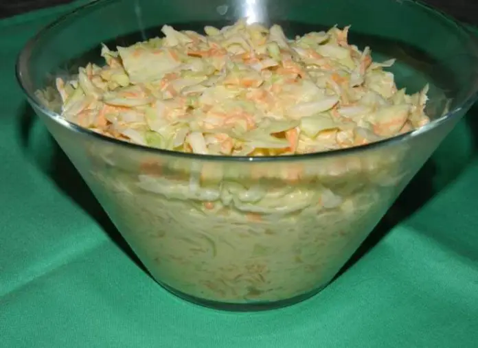Această salată coleslaw nu lipseste niciodată de pe masa de sărbătoare!