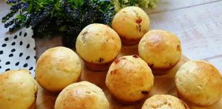 Brioșe cu Brânză de Vaci și Fructe Confiate - Gustări Rapide și Delicioase