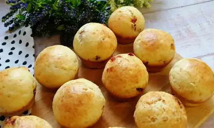 Brioșe cu Brânză de Vaci și Fructe Confiate - Gustări Rapide și Delicioase