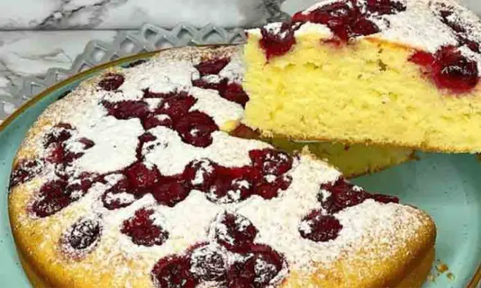 Descoperă Prăjitura Delicioasă cu Cirese si Chefir - Gustosă și Foarte Aromată