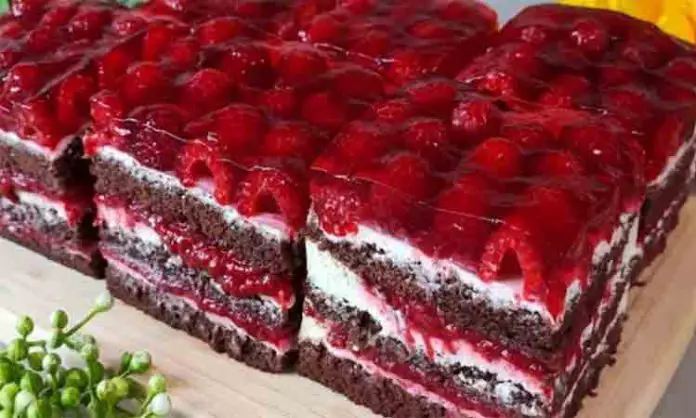 Reteta Zilei: Prajitura cu Crema de Brânză, Frișcă și Zmeură - O Delicatesă Aromată și Gustoasă