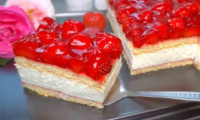 Rețetă de Prajitură cu Capsuni, Friscă și Mascarpone