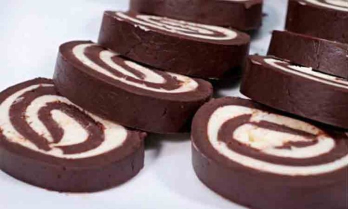 Ruladă cu Ciocolată și Cremă de Brânză Dulce - Desert Fără Coacere, Rapid și Simplu