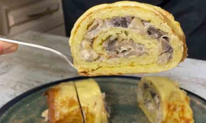 Ruladă de Cartofi cu Ciuperci și Pui - O Rețetă Suculentă și Delicioasă
