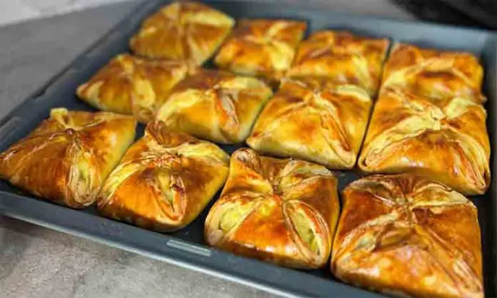 Descoperă rețeta pentru plăcintele cu cartofi, atât de gustoase încât dispar imediat de pe masă!