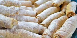 Descoperă cum să prepari cornulețe fragede și aromate, umplute cu nucă și acoperite cu un strat subțire de zahăr pudră