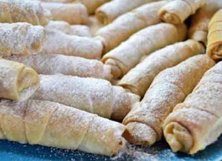 Descoperă cum să prepari cornulețe fragede și aromate, umplute cu nucă și acoperite cu un strat subțire de zahăr pudră
