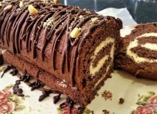 Descoperă cum poți pregăti o ruladă ușoară și delicioasă, umplută cu ciocolată și cremă de lapte condensat, în doar câțiva pași simpli.