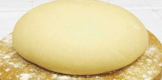 Descoperiți rețeta unui aluat fraged pe bază de iaurt, fără ouă, ideal pentru diverse preparate: plăcinte, brioșe, pizza și multe altele