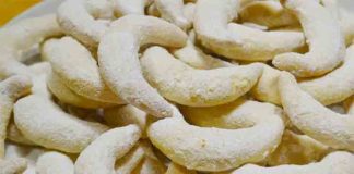 Experimentează gustul delicios al fursecurilor cu migdale în formă de semilună, un desert aromat și potrivit in orice moment al zilei!