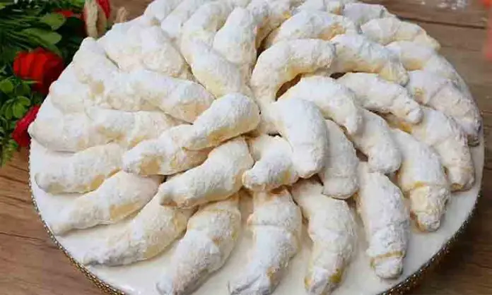 Cornulete delicioase în formă de semilună - Rețetă traditională și apreciată de toți