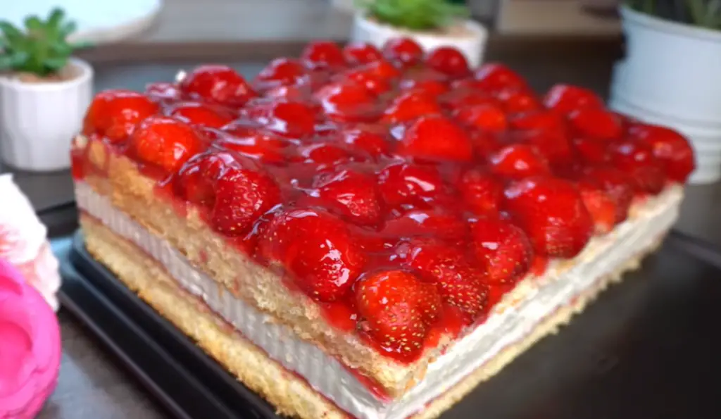 Rețetă de Prajitură cu Capsuni, Friscă și Mascarpone