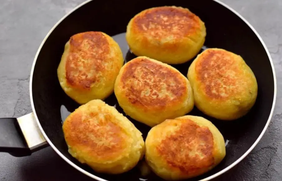  Chifteluțe din Piure de Cartofi cu Umplutură de Ficatei de Pui și Ceapă – O Delicatesă Savuroasă