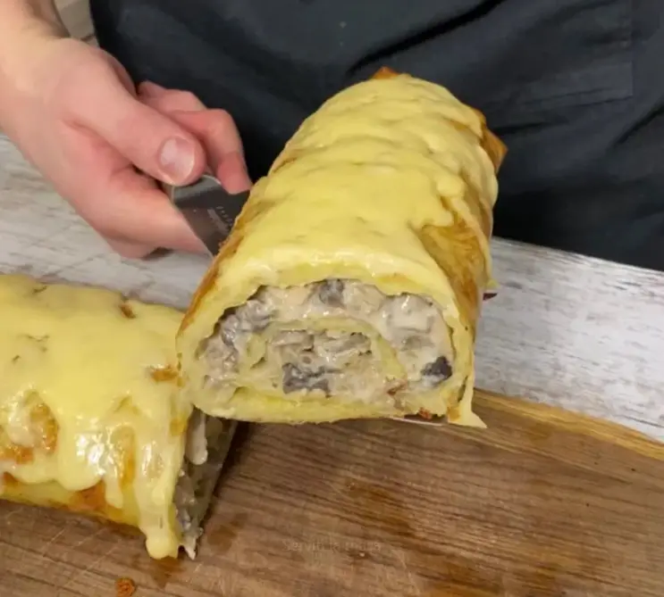 Ruladă de Cartofi cu Ciuperci și Pui - O Rețetă Suculentă și Delicioasă