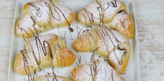Cornuri Pufoase și Delicioase Umplute cu Ciocolată